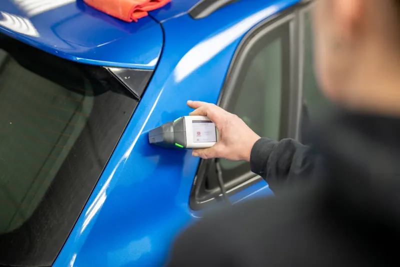 Digitale Farbtonmessung am blauen Fahrzeug